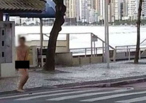  Drogado anda nu pela cidade e diz que veio de marte fazer a prova do Enem