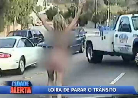 Mulher fica peladona e para o trânsito em protesto. Veja