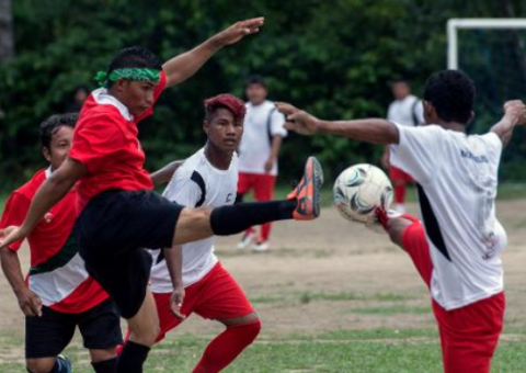 No coração da Amazônia, 'Peladão' reúne índios e rainhas da beleza