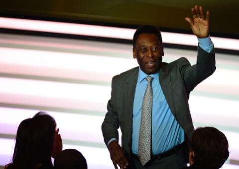 Pelé recebe prêmio especial na cerimônia da Bola de Ouro