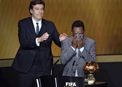 "Segundo de novo" Maradona ironiza Bola de Ouro recebida por Pelé