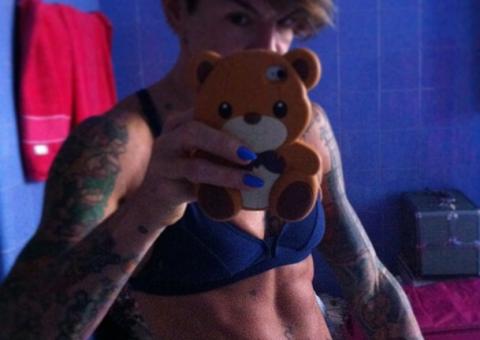 Penélope Nova mostra corpo cheio de músculos