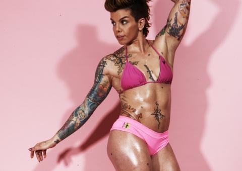  Penélope comemora 41 com corpo sarado "Melhor do que aos 15"