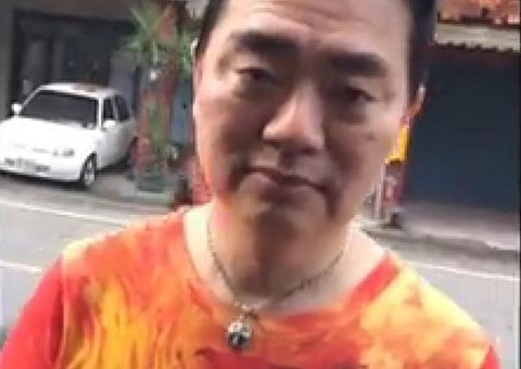  Homem de meia-idade faz penteado exótico para conquistar novinha