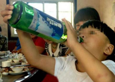 Menino de dois anos é alcoólatra e prefere cerveja invés de leite