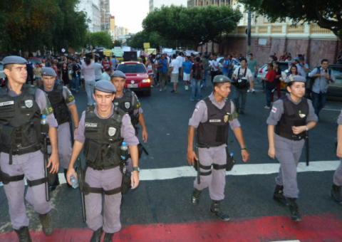 Protesto reúne cerca de 500 manifestantes. Eram esperados 100 mil