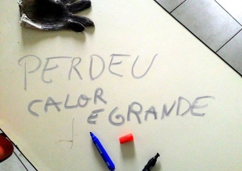 Ladrões furtam ar-condicionado de colégio e deixam recado: "Calor é grande"