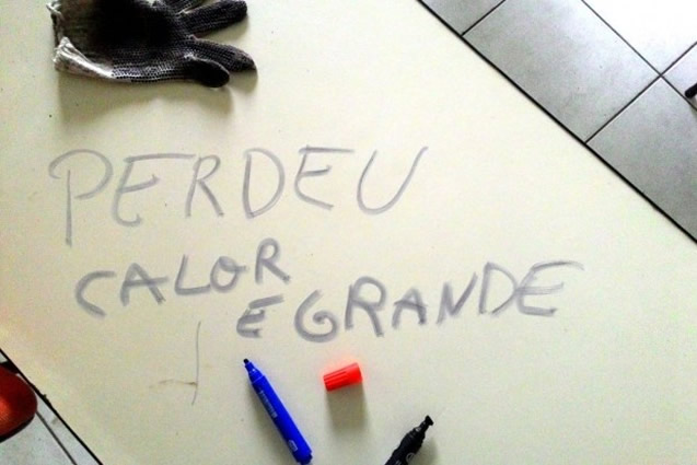 Ladrões furtam ar-condicionado de colégio e deixam recado: "Calor é grande"