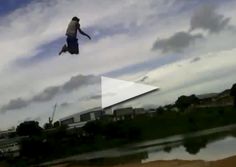 Crianças se arriscam saltando de ponte em Manaus