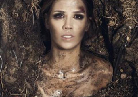  Pérola Faria posa como viciada em crack e é enterrada viva