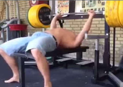 Cuidado marombeiros! Homem tenta levantar 140 quilos e quase morre esmagad