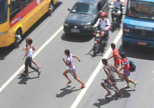 Na zona Leste, passarela serve para fazer sombra