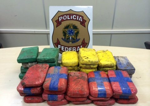 PF apreende próximo a ponte Rio Negro 42 quilos de cocaína