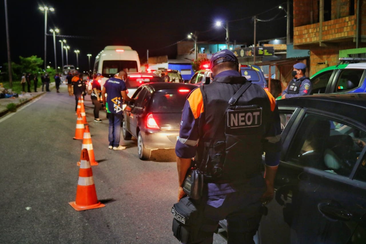 17 são detidos e 28 veículos apreendidos por 'furar' decreto em Manaus