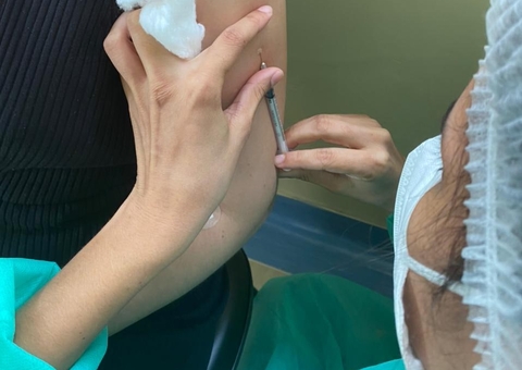 MP nega suspensão de vacinação em profissionais da saúde no Amazonas