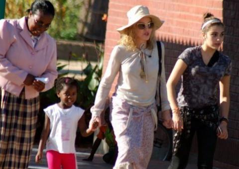 Madonna viaja ao Malaui, onde adotou 2 de seus filhos
