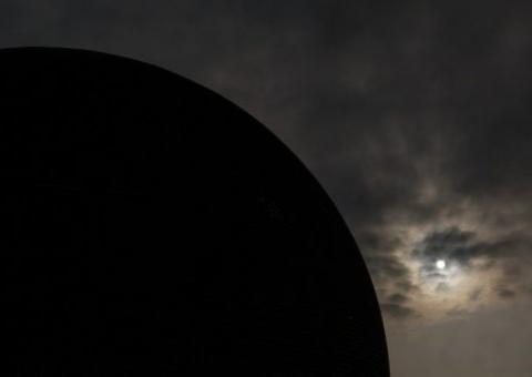 A antimatéria cai para cima ou para baixo?