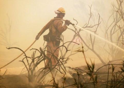  Bombeiros lutam contra violento incêndio na Califórnia