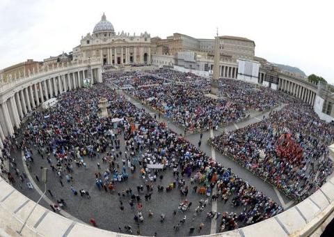  Papa Francisco denuncia 'abusos' cometidos contra menores