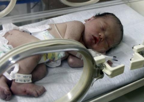  Recém-nascido chinês que ficou preso em cano deixa o hospital