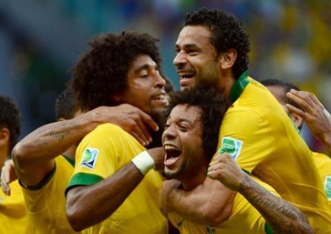 Brasil faz 4 a 2 na Itália e se classifica na liderança