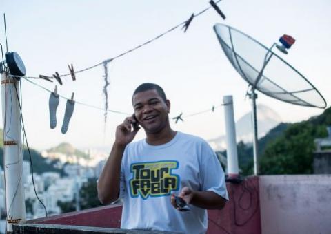 Nas favelas cariocas, a revolução chega pelo telefone celular
