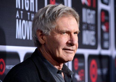 Harrison Ford  navega pelo rio Amazonas a bordo de um navio
