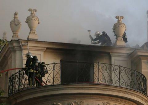  Incêndio distrói edifício histórico de Paris