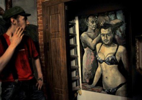 Diretora de museu que expôs Putin de lingerie é presa