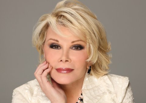 Joan Rivers deixa a UTI mas segue respirando por aparelhos