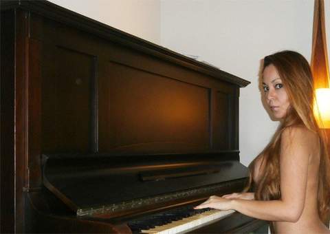 Pianista se apresenta nua em forma de protesto