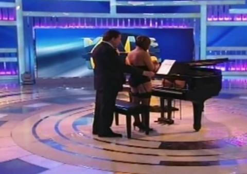 Silvio Santos tira a roupa de pianista na TV