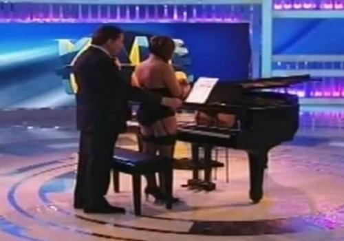 Silvio Santos tira a roupa de pianista na TV