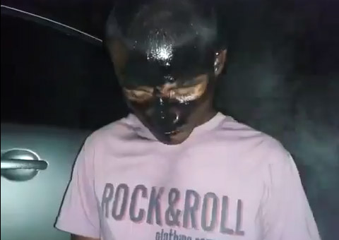 Homem picha base da polícia e sai bonito na foto