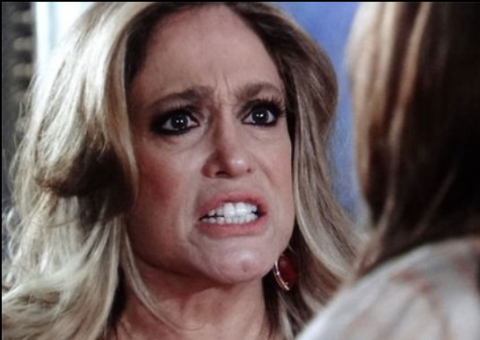 Pilar descobre traição e dá surra em Aline