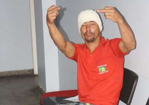 Mulher racha cabeça do pinguço com frigideira