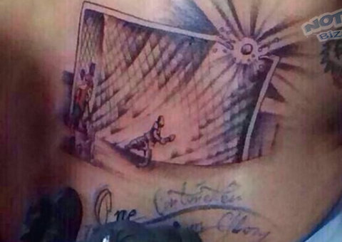 Chileno tatua bola na trave contra o Brasil na Copa