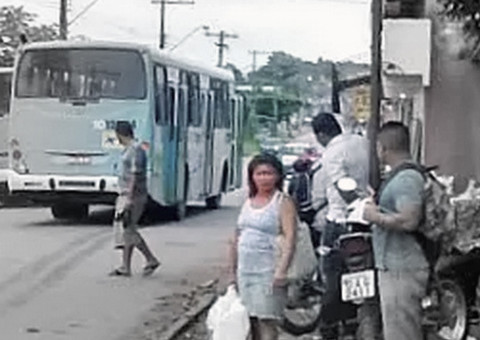 Vigilante de 75 anos é arremessado após ser atingido por ônibus em Manaus