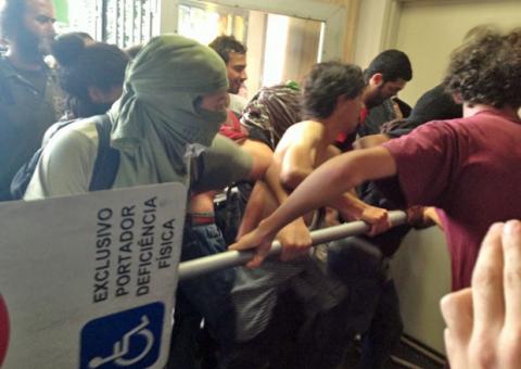 Manifestantes ainda ocupam a reitoria da USP