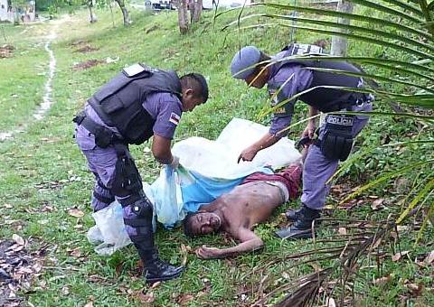 Placa de aço cai de caminhão e mata pedestre em Manaus
