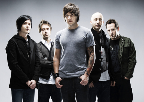 Veja a nova versão do clipe "Summer Paradise", do Simple Plan