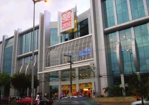Comércio funciona em horário limitado nesta sexta-feira