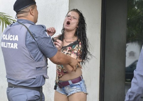 Mulher agride ex e quebra carro da polícia ao ser presa