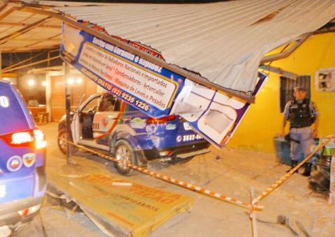 Na troca de tiros com bandidos, policiais colidem viatura com borracharia