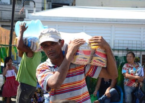 Famílias atingidas pela cheia recebem kits de emergência