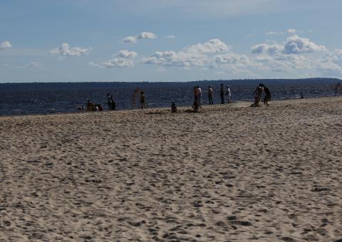 Banhistas só olharam o sol, o rio tranquilo e a areia pedindo gente