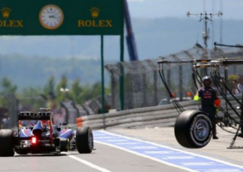 Cinegrafista é atingido na cabeça por um pneu no GP da Alemanha. Veja
