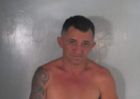 Polícia  prende homem envolvido em roubo de carro