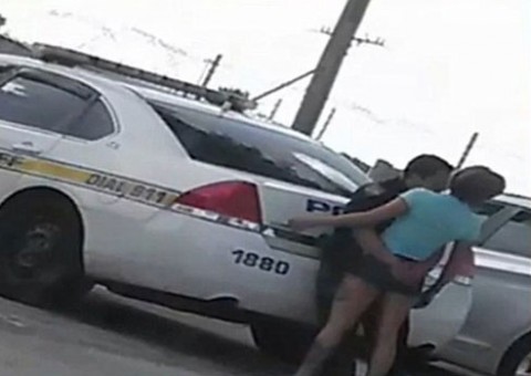 Policial é flagrado dando amasso em mulher durante serviço