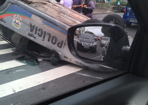 Viatura da polícia capota no Centro de Manaus durante ronda